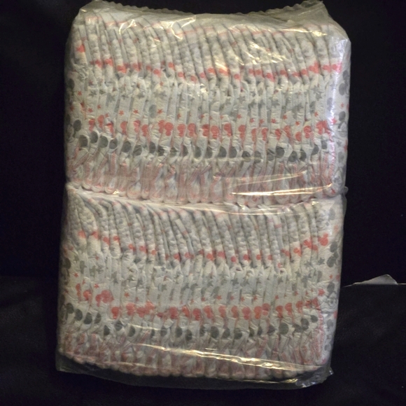 🍒🍒 Huggies Snug & Dry Diapers with Mickey Mouse Pattern - Picture 1 of 4